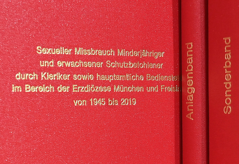 Münchner Missbrauchsgutachten / Copyright 2022, KNA GmbH, www.kna.de, All Rights Reserved, Sven Hoppe Gutachten der Münchner Rechtsanwaltskanzlei Westpfahl Spilker Wastl zu Fällen von sexuellem Missbrauch im Erzbistum München und Freising am 20. Januar 2022 bei der Vorstellung in München, mit dem Titel 'Sexueller Missbrauch Minderjähriger und erwachs