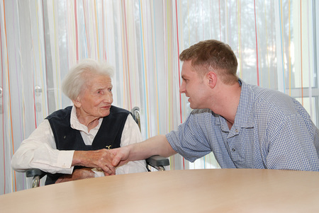 Haus St. Bernadette / Altenwohnheim der Caritas / Dipl.-Krankenpfleger mit alter Frau.                            