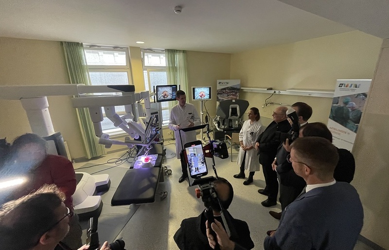 Roboter Da Vinci, einen Granatapfel operierend / Katholische Kirche Steiermark Graz: Krankenhaus der Barmherzigen Brüder bekommt OP-Roboter