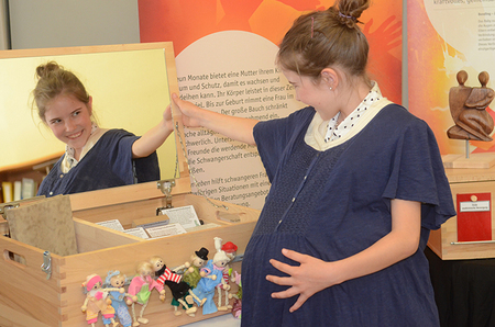 'LebenErleben' / aktion leben / kathbild.at/Rupprecht, Franz Josef Rupprecht Alina (11 Jahre) mit umgebundenem Babybauch; Ausstellung 'LebenErleben' der aktion leben / Schwangerschaft für Kinder aufbereitet