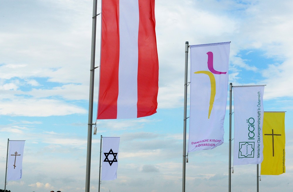 Fahnen beim Wiener 'Campus der Religionen' / kathbild.at/Rupprecht Fahnen beim Wiener 'Campus der Religionen'