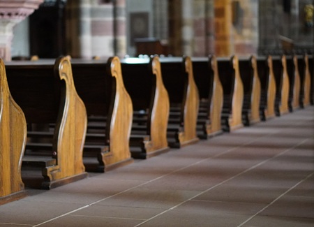 Leere Kirchenbänke