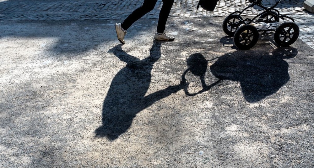 Schatten einer Frau mit Kinderwagen / bilderbox.com / Wodicka Schatten einer Frau mit Kinderwagen