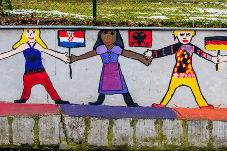 Auf der Mauer einer Schule haben Kinder Sch