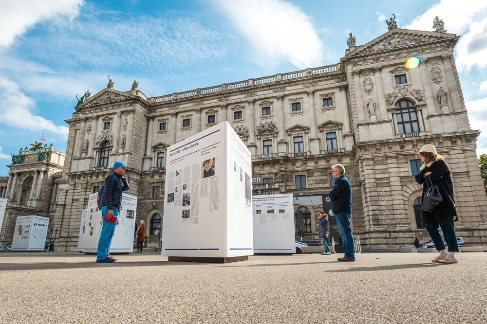 Freiluft-Ausstellung 'Das Wiener Modell der Radikalisierung' am Heldenplatz / Lorenz Paulus/hdgö