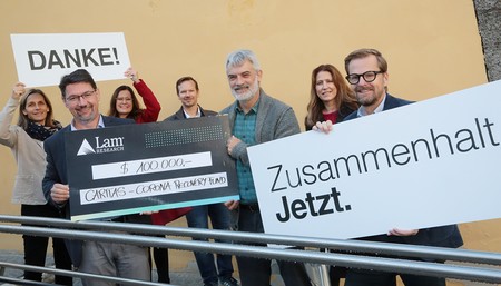 Caritas-GF Ernst Sandriesser, Caritas-GFin Marion Fercher und Roberta Striedinger (Caritas Fundraising) mit Vertretern von LAM-Research