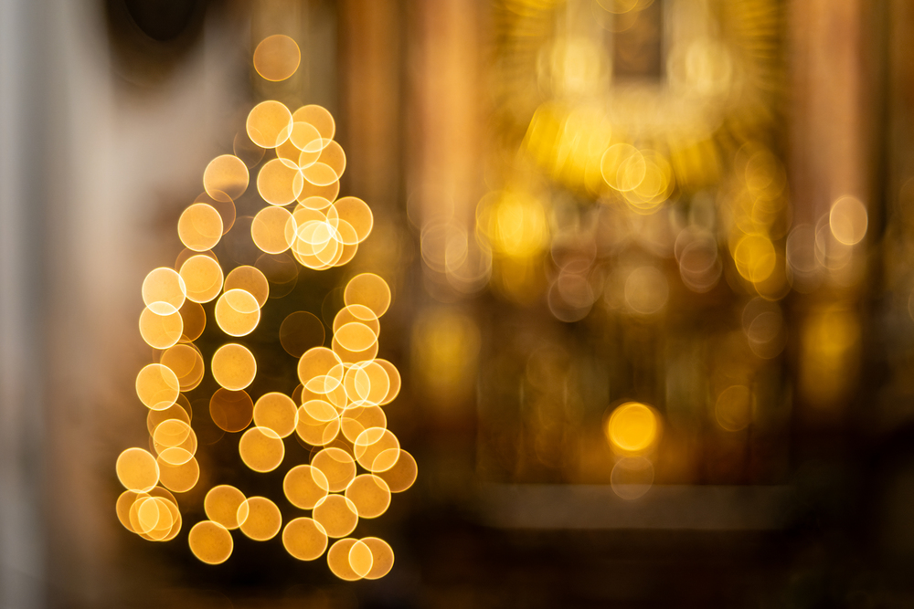 Christbaum in der Pfarre Mariahilf / Erzdiözese Wien / Schönlaub Rund 2,5 Milliarden Christen weltweit feiern Weihnachten