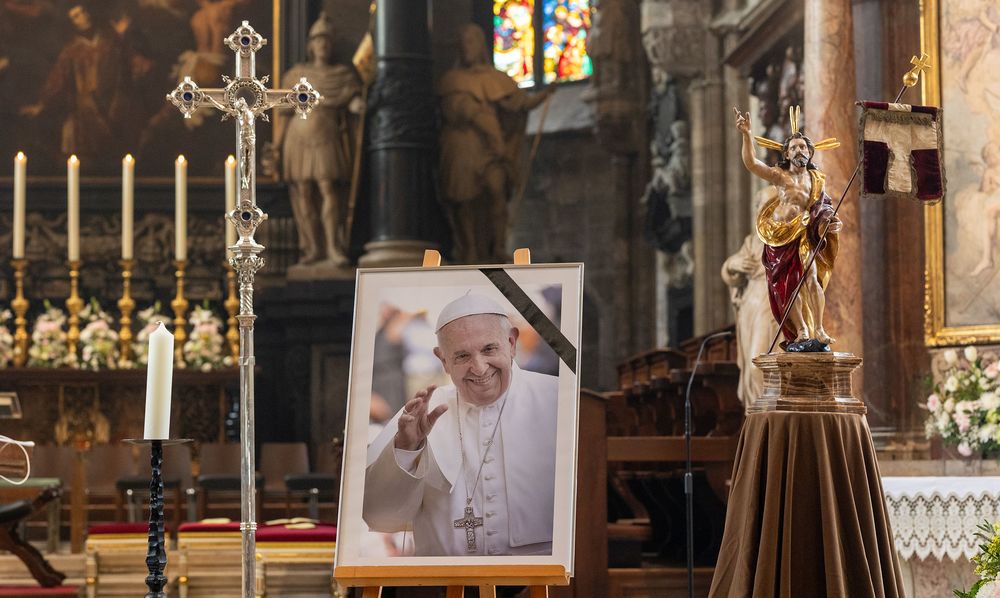 Gedenkbild für Papst Franziskus im Wiener Stephansdom / Erzdiözese Wien/Schönlaub Trauer um Papst Franziskus - Glocken läuten österreichweit um 17 Uhr