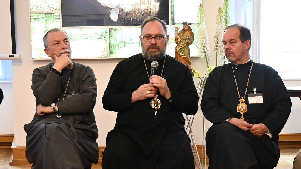 (v.l.) Erzbischof Cyril Vasil, Bischof Milan Stipic, Bischof Bohdan Danylo bei internationaler griechisch-katholischer Tagung in Wien / Kathpress / Gutenbrunner Appelle für Zusammenarbeit bei großer Ostkirchen-Tagung in Wien