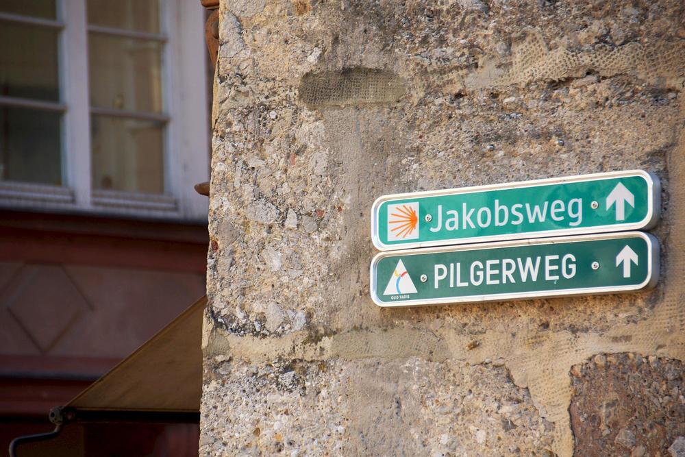 Beschilderung des Jakobsweges vor dem Innsbrucker Dom / kathpress / Pernsteiner