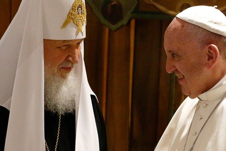 Papst Franziskus und Patriarch Kyrill I. / Copyright 2016, KNA. Alle Rechte vorbehalten, Paul Haring Papst Franziskus und Patriarch Kyrill I. am 12. Februar 2016 am Flughafen von Havanna. Es ist das erste Treffen eines römischen Papstes mit dem Patriarch der russisch-orthodoxen Kirche.