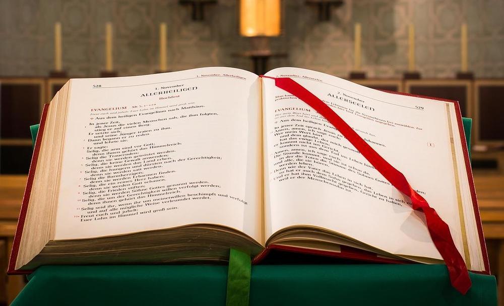 Aufgeschlagenes Evangeliar mit Text der Seligpreisungen / pixabay/Thomas B.