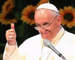 Papst Franziskus streckt den Daumen aus - das Zeichen für 'Alles Ok', bei einem Treffen mit asiatischen Jugendlichen am Solmoe Heiligtum in Dagjin am 15. August 2014. REUTERS/Ahn Young-joon/Pool (SOUTH KOREA - Tags: RELIGION PROFILE POLITICS SOCIETY 