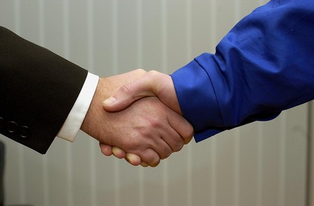 Haendedruck Arbeiter und Manager [ (c) www.BilderBox.com, Erwin Wodicka; A-4062 Breitbrunn, Tel: +43 676 5103 678; Verwendung nur gegen HONORAR, BELEG, URHEBERVERMERK und den AGBs auf www.bilderbox.com gestattet.  Bank DEU: Sparkasse Passau, KTO. 240