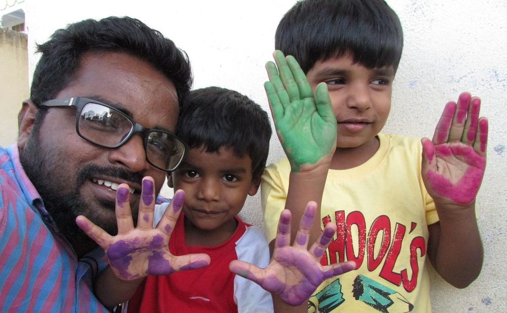 Santosh Kumar mit Kindern im Don-Bosco-Zentrum / Jugend Eine Welt Santosh Kumar mit Kindern im Don-Bosco-Zentrum