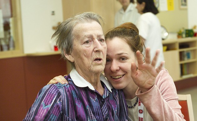 Seniorin mit Pflegerin im Pflegeheim / kathbild.at/Rupprecht