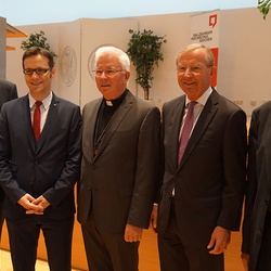 Eröffnung am 29. Juli - v.l.: Uni Salzburg-Rektor Prof. Heinrich Schmidinger, Obmann Prof. Martin Dürnberger, Erzbischof Franz Lackner, Landeshauptmann Wilfried Haslauer, Bischof Peter Kohlgraf (Mainz)