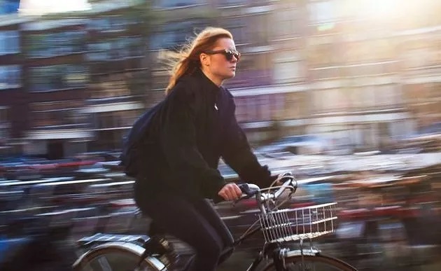 Frau am Fahrrad / pexels.com / gemeinfrei