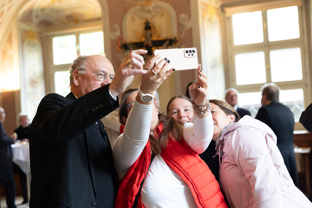 'Selfie' mit Bischof Alois Schwarz / Diözese St. Pölten St. Pölten: Bischof Schwarz feiert Social-Media-Messe