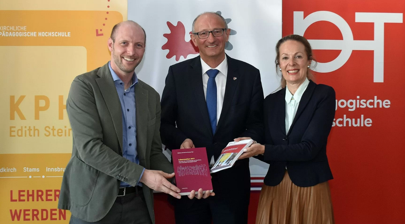 Bei der Präsentation der Euregio-Studie zu den Lebenswelten von Jugendlichen in Tirol, Südtirol und Trentino: v.l. Studienautor Nikolaus Janovsky (KPH), LR Anton Mattle und Irmgard Plattner, Vizerektorin der PHT.