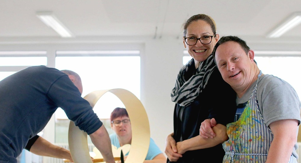 Mann mit Trisomie 21 bei Kunstprojekt / Caritas