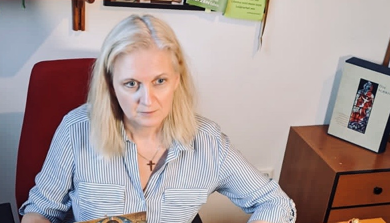 Bibelwerksdirektorin Elisabeth Birnbaum stellt 27 Bücher des Neuen Testaments in kurzen Videos vor / Bibelwerk Bibelwerksdirektorin Elisabeth Birnbaum stellt 27 Bücher des Neuen Testaments in kurzen Videos vor