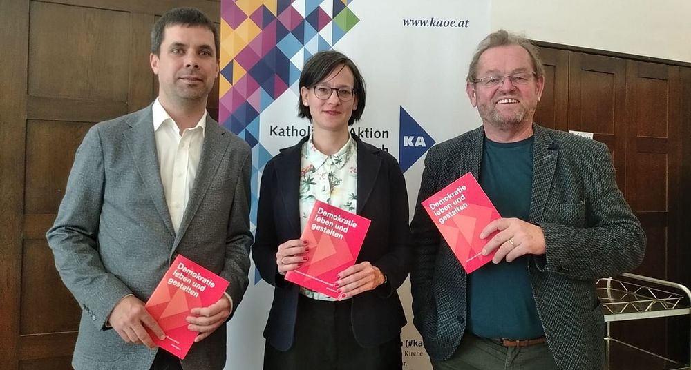KA-Präsidenten Thomas Immervoll, Katharina Renner und Ferdinand Kaineder präsentieren Dossier / kathpress / Pernsteiner Katholische Aktion: Pfingsten Fest der Verständigung und Ermutigung