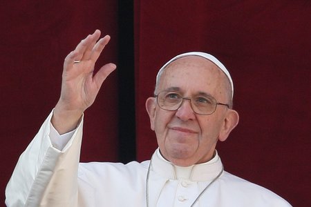 Papst Franziskus spendet Weihnachten den traditionellen Segen 'Urbi et orbi' (Der Stadt und dem Erdkreis) am 25. Dezember 2015 im Vatikan.