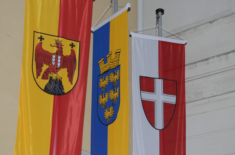die Fahnen von Wien, Nieder?sterreich und Burgenland vor dem Geb?ude der Priesterseminare der drei Di?zesen