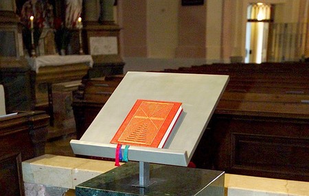 Ambo mit Evangeliar