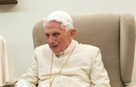 Papst Franziskus und der emeritierte Papst Benedikt XVI. (r.) am 21. Dezember 2018 im Vatikan.