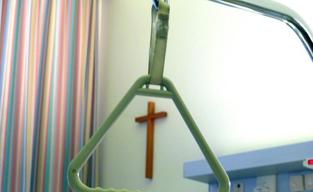Kreuz im Krankenzimmer / www.bilderbox.com Kreuz im Krankenzimmer