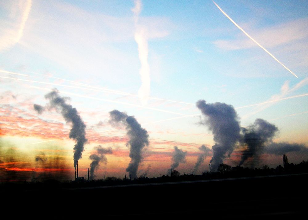 Smog [ (c) www.BilderBox.com,Erwin Wodicka,Siedlerzeile 3,A4062 Thening,Tel.+43 676 5103 678. Verwendung nur gegen HONORAR, BELEG, URHEBERVERMERK und den AGBs auf bilderbox.com ] in an am um im einer beim and einem mit / Flugzeug Flugreise Flug Fl?ge