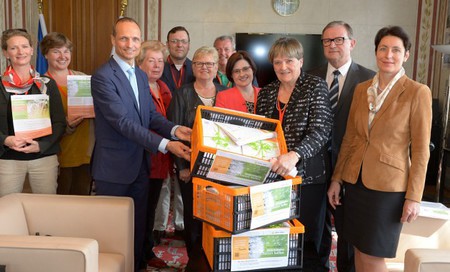 Übergabe der Petition 'Fakten helfen' im Parlament / kathbild.at Übergabe der Petition 'Fakten helfen' im Parlament