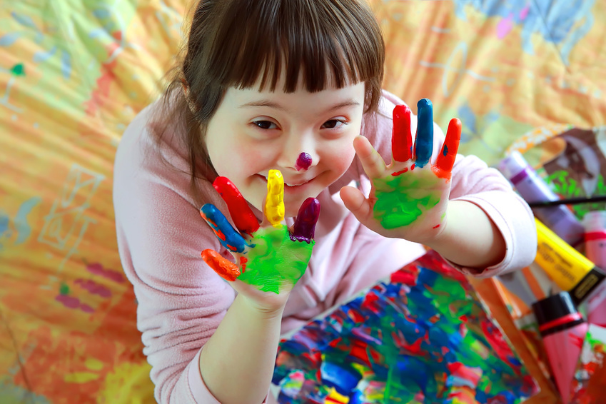 Cute little girl with painted hands / ©denys_kuvaiev - stock.adobe.com, denys_kuvaiev - stock.adobe.com Cute little girl with painted hands